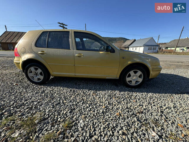 Желтый Фольксваген Гольф, объемом двигателя 1.6 л и пробегом 350 тыс. км за 2450 $, фото 1 на Automoto.ua