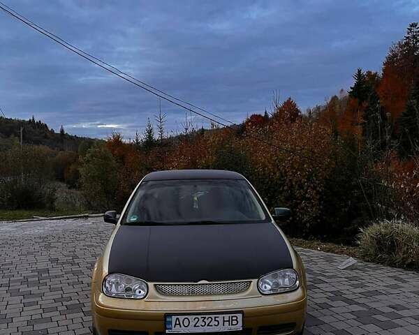 Желтый Фольксваген Гольф, объемом двигателя 1.6 л и пробегом 318 тыс. км за 2900 $, фото 6 на Automoto.ua