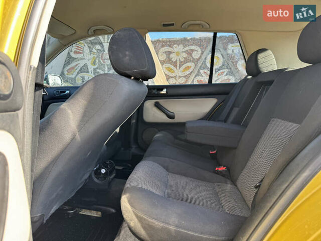 Желтый Фольксваген Гольф, объемом двигателя 1.6 л и пробегом 350 тыс. км за 2450 $, фото 10 на Automoto.ua