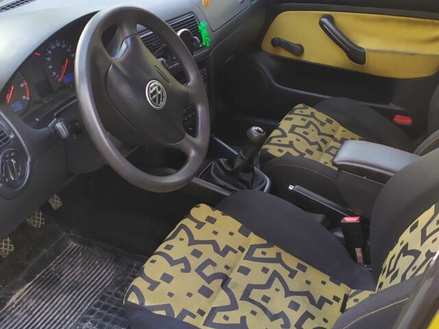 Желтый Фольксваген Гольф, объемом двигателя 1.4 л и пробегом 229 тыс. км за 3000 $, фото 6 на Automoto.ua