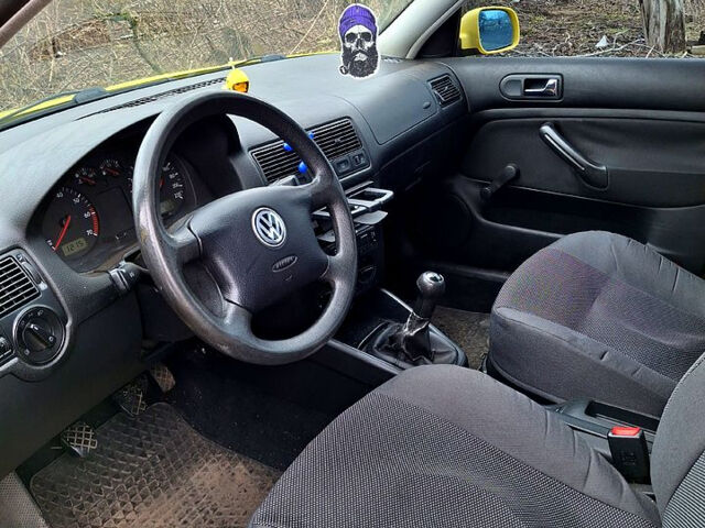 Желтый Фольксваген Гольф, объемом двигателя 1.4 л и пробегом 204 тыс. км за 3900 $, фото 3 на Automoto.ua