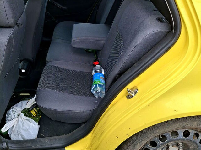 Желтый Фольксваген Гольф, объемом двигателя 1.4 л и пробегом 204 тыс. км за 3900 $, фото 5 на Automoto.ua