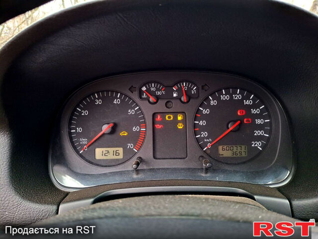 Желтый Фольксваген Гольф, объемом двигателя 1.4 л и пробегом 204 тыс. км за 3900 $, фото 2 на Automoto.ua