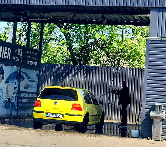 Желтый Фольксваген Гольф, объемом двигателя 1.4 л и пробегом 204 тыс. км за 3900 $, фото 4 на Automoto.ua