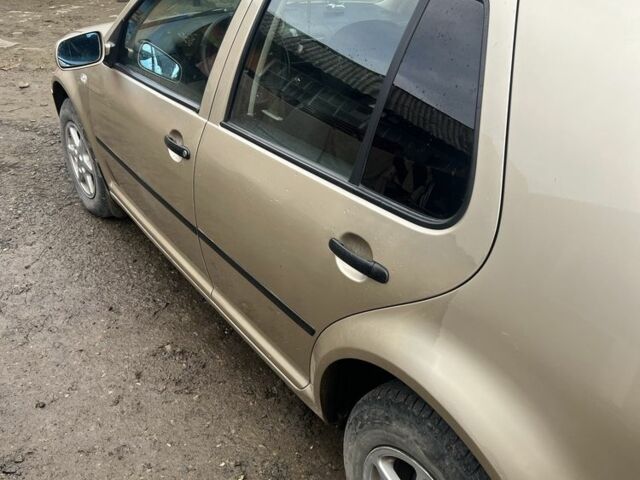 Желтый Фольксваген Гольф, объемом двигателя 1.4 л и пробегом 236 тыс. км за 5500 $, фото 3 на Automoto.ua