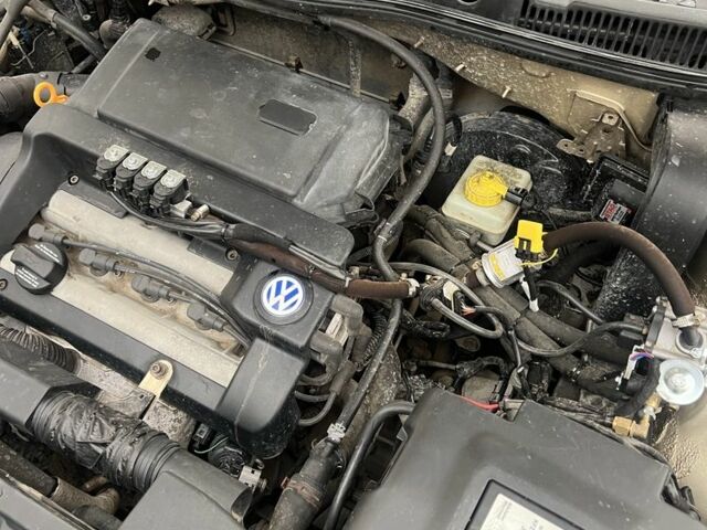 Желтый Фольксваген Гольф, объемом двигателя 1.4 л и пробегом 236 тыс. км за 5500 $, фото 5 на Automoto.ua