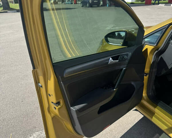 Жовтий Фольксваген Гольф, об'ємом двигуна 1.4 л та пробігом 122 тис. км за 18000 $, фото 7 на Automoto.ua