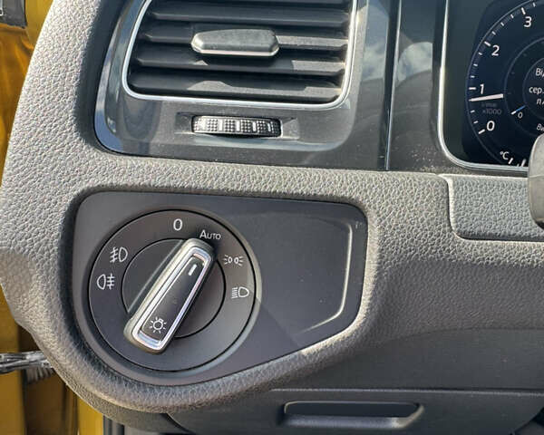 Жовтий Фольксваген Гольф, об'ємом двигуна 1.4 л та пробігом 122 тис. км за 18000 $, фото 14 на Automoto.ua