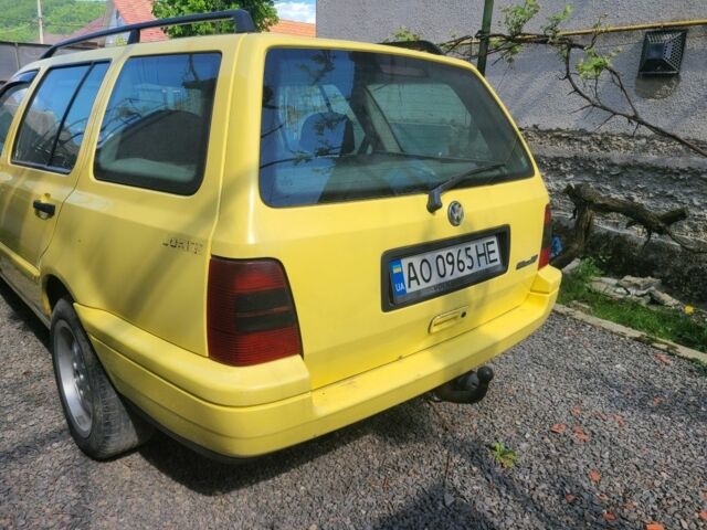 Желтый Фольксваген Гольф, объемом двигателя 1.9 л и пробегом 370 тыс. км за 2000 $, фото 1 на Automoto.ua