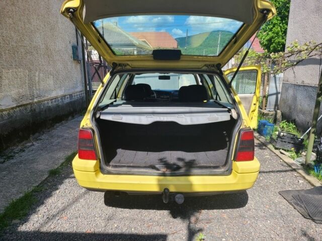 Желтый Фольксваген Гольф, объемом двигателя 1.9 л и пробегом 370 тыс. км за 2000 $, фото 5 на Automoto.ua