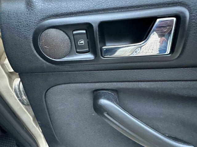 Желтый Фольксваген Гольф, объемом двигателя 1.6 л и пробегом 245 тыс. км за 3700 $, фото 10 на Automoto.ua