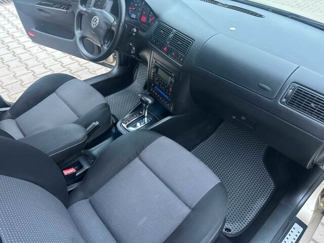 Желтый Фольксваген Гольф, объемом двигателя 1.6 л и пробегом 245 тыс. км за 3700 $, фото 12 на Automoto.ua