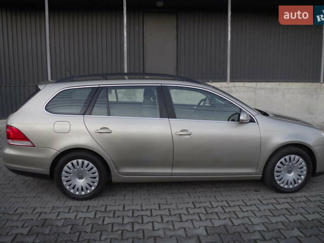 Желтый Фольксваген Гольф, объемом двигателя 1.6 л и пробегом 216 тыс. км за 6650 $, фото 8 на Automoto.ua