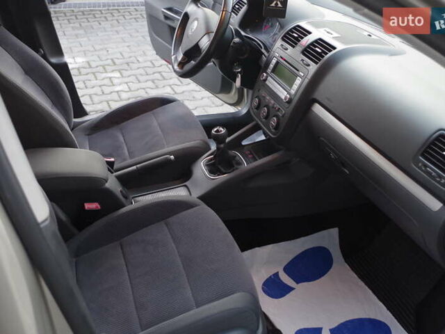 Желтый Фольксваген Гольф, объемом двигателя 1.6 л и пробегом 216 тыс. км за 6650 $, фото 14 на Automoto.ua