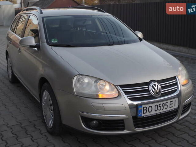 Желтый Фольксваген Гольф, объемом двигателя 1.6 л и пробегом 216 тыс. км за 6650 $, фото 5 на Automoto.ua