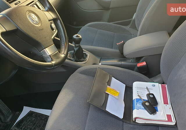 Желтый Фольксваген Гольф, объемом двигателя 1.6 л и пробегом 216 тыс. км за 6650 $, фото 2 на Automoto.ua