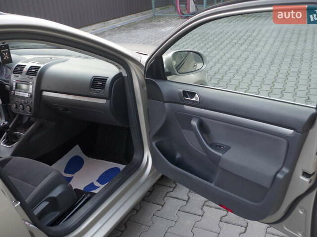 Желтый Фольксваген Гольф, объемом двигателя 1.6 л и пробегом 216 тыс. км за 6650 $, фото 21 на Automoto.ua