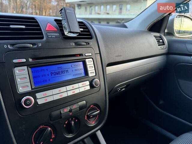 Желтый Фольксваген Гольф, объемом двигателя 1.6 л и пробегом 210 тыс. км за 5800 $, фото 22 на Automoto.ua