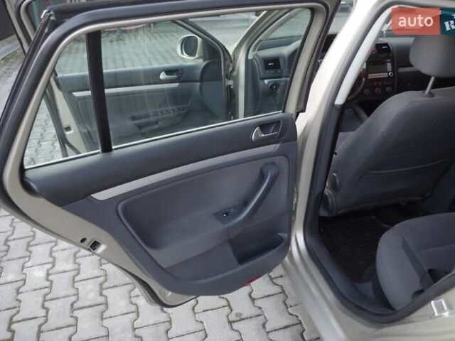 Желтый Фольксваген Гольф, объемом двигателя 1.6 л и пробегом 216 тыс. км за 6650 $, фото 19 на Automoto.ua