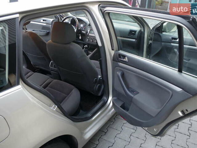 Желтый Фольксваген Гольф, объемом двигателя 1.6 л и пробегом 216 тыс. км за 6650 $, фото 22 на Automoto.ua