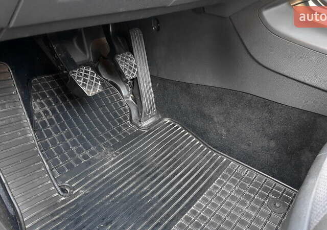 Желтый Фольксваген Гольф, объемом двигателя 1.6 л и пробегом 216 тыс. км за 6650 $, фото 13 на Automoto.ua