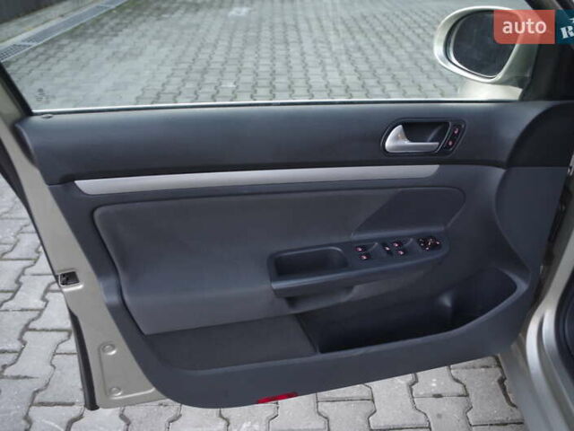 Желтый Фольксваген Гольф, объемом двигателя 1.6 л и пробегом 216 тыс. км за 6650 $, фото 17 на Automoto.ua