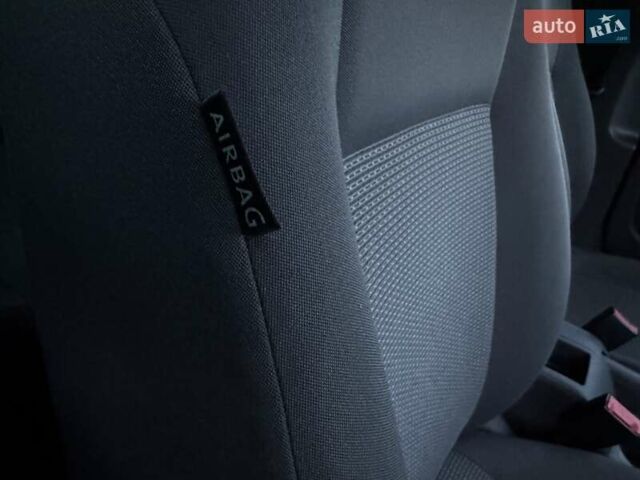 Желтый Фольксваген Гольф, объемом двигателя 1.6 л и пробегом 210 тыс. км за 5800 $, фото 10 на Automoto.ua