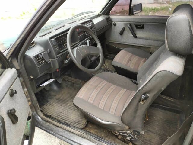 Серый Фольксваген Гольф, объемом двигателя 1.6 л и пробегом 300 тыс. км за 1600 $, фото 6 на Automoto.ua