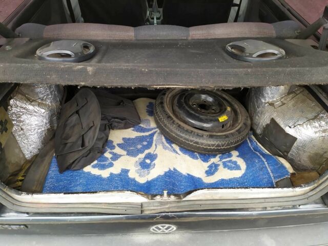 Серый Фольксваген Гольф, объемом двигателя 1.6 л и пробегом 300 тыс. км за 1600 $, фото 9 на Automoto.ua