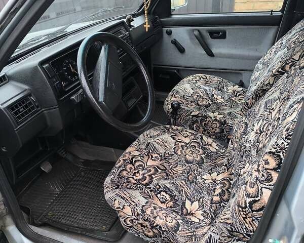 Серый Фольксваген Гольф, объемом двигателя 1.6 л и пробегом 248 тыс. км за 1800 $, фото 12 на Automoto.ua