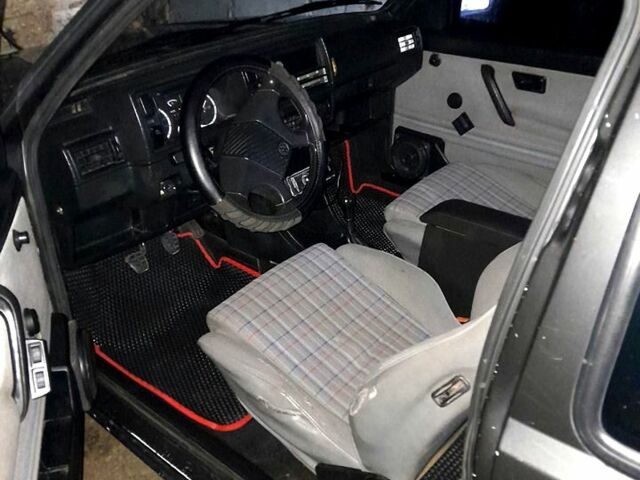 Серый Фольксваген Гольф, объемом двигателя 1.6 л и пробегом 361 тыс. км за 2000 $, фото 1 на Automoto.ua