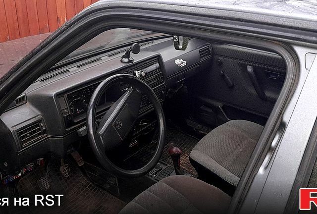 Серый Фольксваген Гольф, объемом двигателя 1.3 л и пробегом 295 тыс. км за 1000 $, фото 4 на Automoto.ua