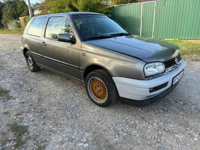 Серый Фольксваген Гольф, объемом двигателя 1.8 л и пробегом 200 тыс. км за 1300 $, фото 4 на Automoto.ua