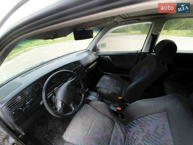 Серый Фольксваген Гольф, объемом двигателя 1.78 л и пробегом 325 тыс. км за 2500 $, фото 5 на Automoto.ua