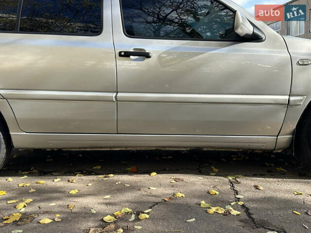 Серый Фольксваген Гольф, объемом двигателя 1.6 л и пробегом 200 тыс. км за 2500 $, фото 7 на Automoto.ua