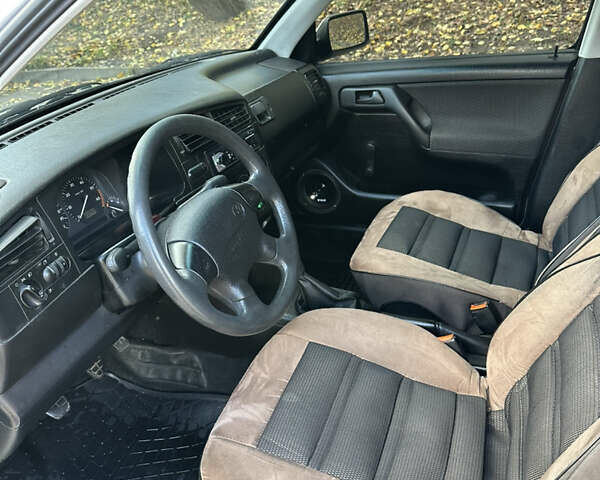 Серый Фольксваген Гольф, объемом двигателя 1.6 л и пробегом 200 тыс. км за 2500 $, фото 12 на Automoto.ua