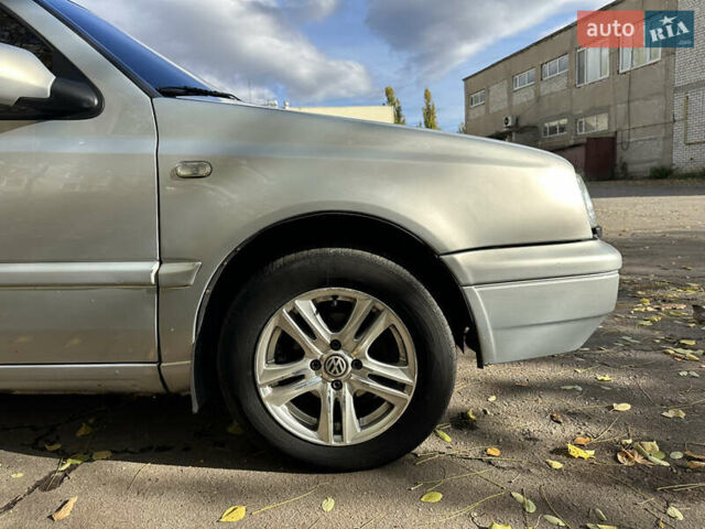 Серый Фольксваген Гольф, объемом двигателя 1.6 л и пробегом 200 тыс. км за 2500 $, фото 6 на Automoto.ua