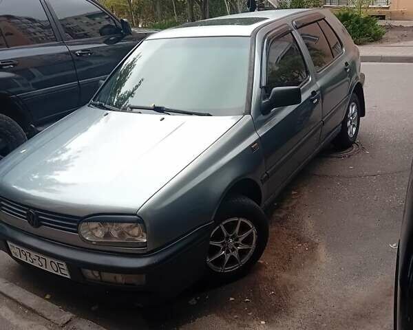 Серый Фольксваген Гольф, объемом двигателя 1.6 л и пробегом 160 тыс. км за 2500 $, фото 1 на Automoto.ua