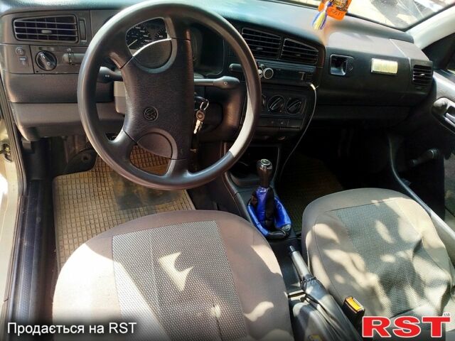 Серый Фольксваген Гольф, объемом двигателя 1.8 л и пробегом 300 тыс. км за 2300 $, фото 4 на Automoto.ua