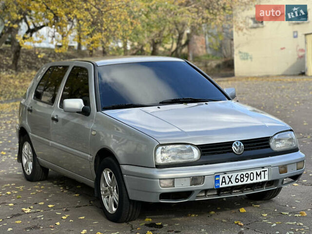 Серый Фольксваген Гольф, объемом двигателя 1.6 л и пробегом 200 тыс. км за 2500 $, фото 4 на Automoto.ua