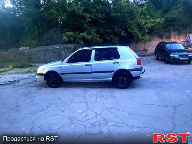 Серый Фольксваген Гольф, объемом двигателя 1.8 л и пробегом 260 тыс. км за 1500 $, фото 2 на Automoto.ua