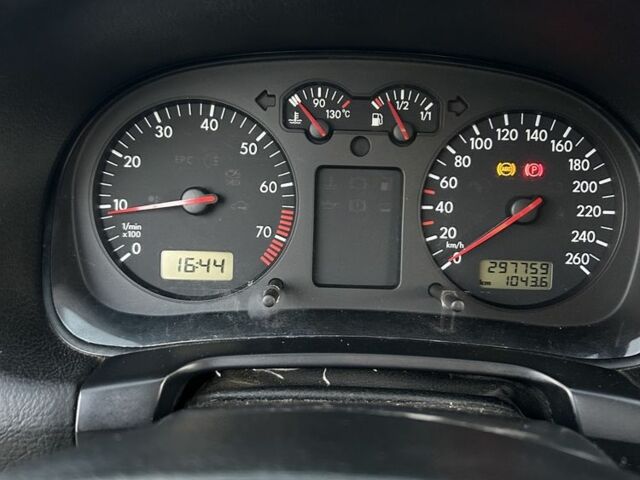 Серый Фольксваген Гольф, объемом двигателя 1.6 л и пробегом 297 тыс. км за 2400 $, фото 7 на Automoto.ua