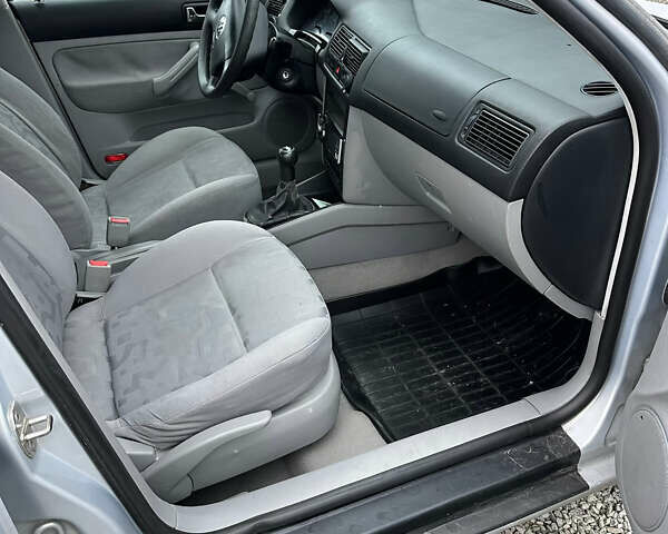 Серый Фольксваген Гольф, объемом двигателя 1.6 л и пробегом 300 тыс. км за 2999 $, фото 18 на Automoto.ua