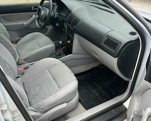 Серый Фольксваген Гольф, объемом двигателя 1.6 л и пробегом 300 тыс. км за 2999 $, фото 10 на Automoto.ua