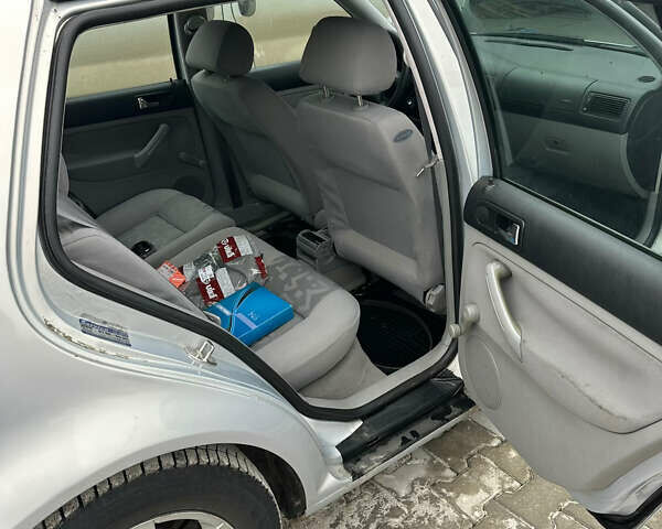 Серый Фольксваген Гольф, объемом двигателя 1.6 л и пробегом 300 тыс. км за 2999 $, фото 13 на Automoto.ua