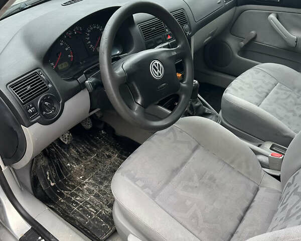 Серый Фольксваген Гольф, объемом двигателя 1.6 л и пробегом 300 тыс. км за 2999 $, фото 12 на Automoto.ua