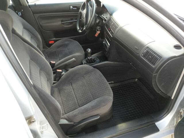 Серый Фольксваген Гольф, объемом двигателя 1.9 л и пробегом 380 тыс. км за 3800 $, фото 6 на Automoto.ua