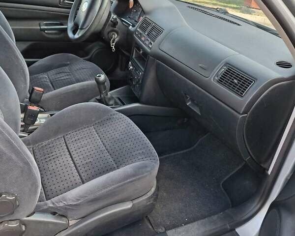 Серый Фольксваген Гольф, объемом двигателя 1.39 л и пробегом 203 тыс. км за 2450 $, фото 1 на Automoto.ua