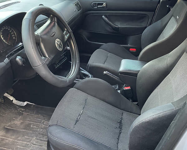 Серый Фольксваген Гольф, объемом двигателя 1.8 л и пробегом 254 тыс. км за 3800 $, фото 6 на Automoto.ua