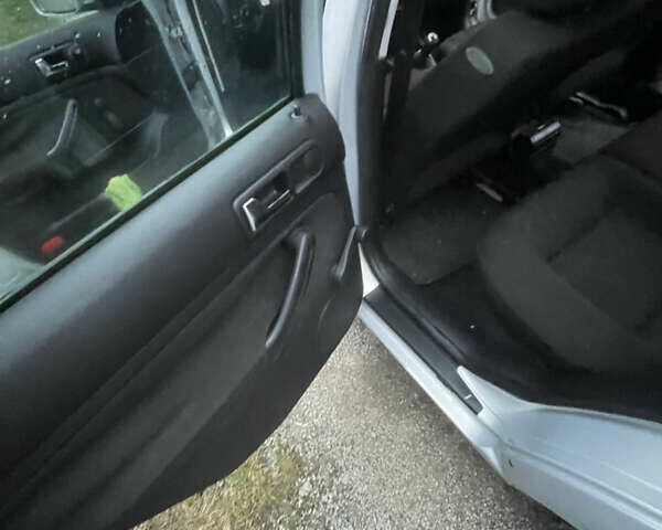 Серый Фольксваген Гольф, объемом двигателя 1.6 л и пробегом 268 тыс. км за 3750 $, фото 11 на Automoto.ua